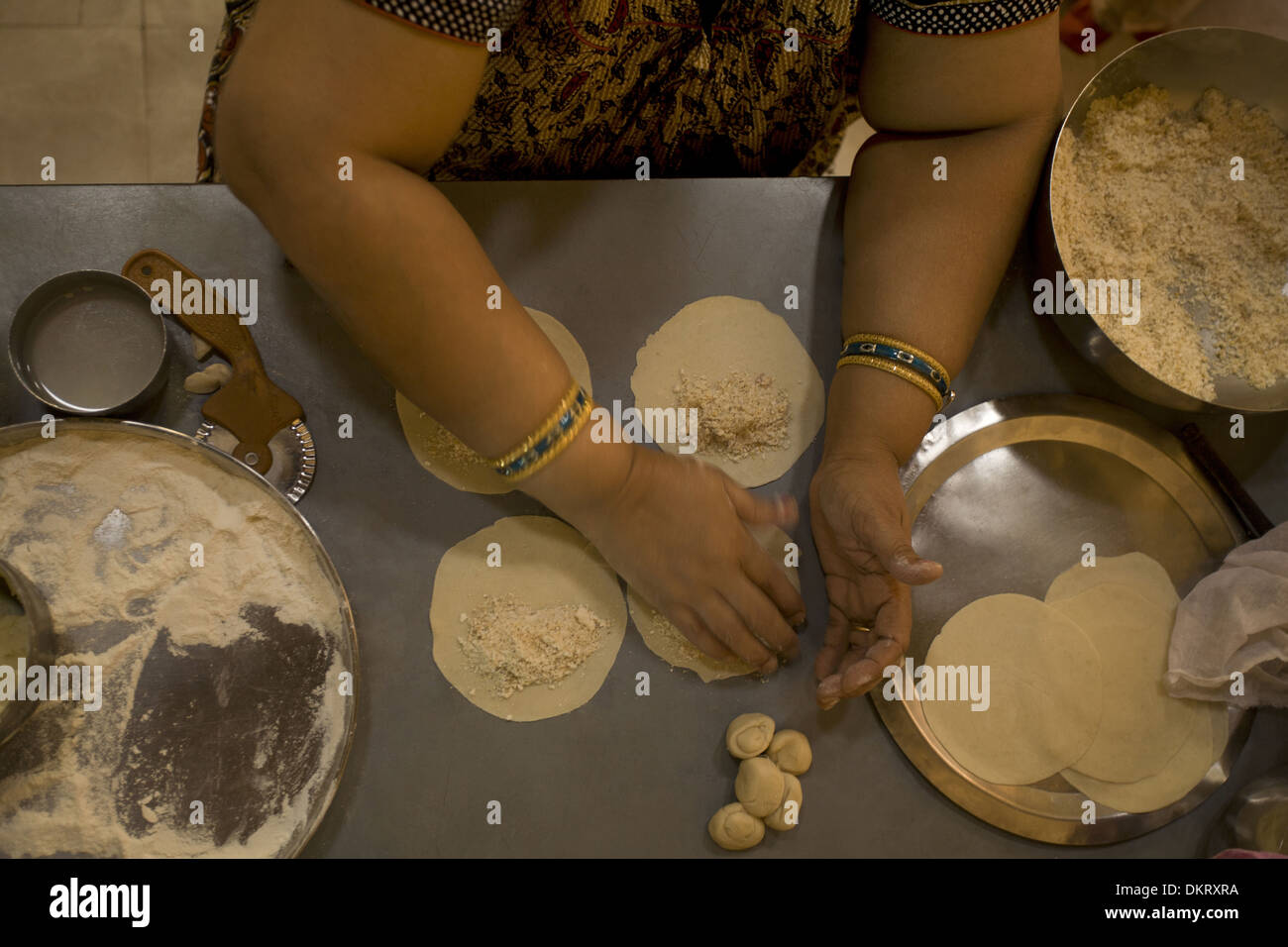 Remplissage des karanji avec sweet coconut les farces, Inde Banque D'Images