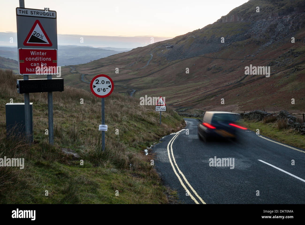 Voiture roulant vers le bas la lutte à la puce, à Ambleside, Lake District, Cumbria Banque D'Images