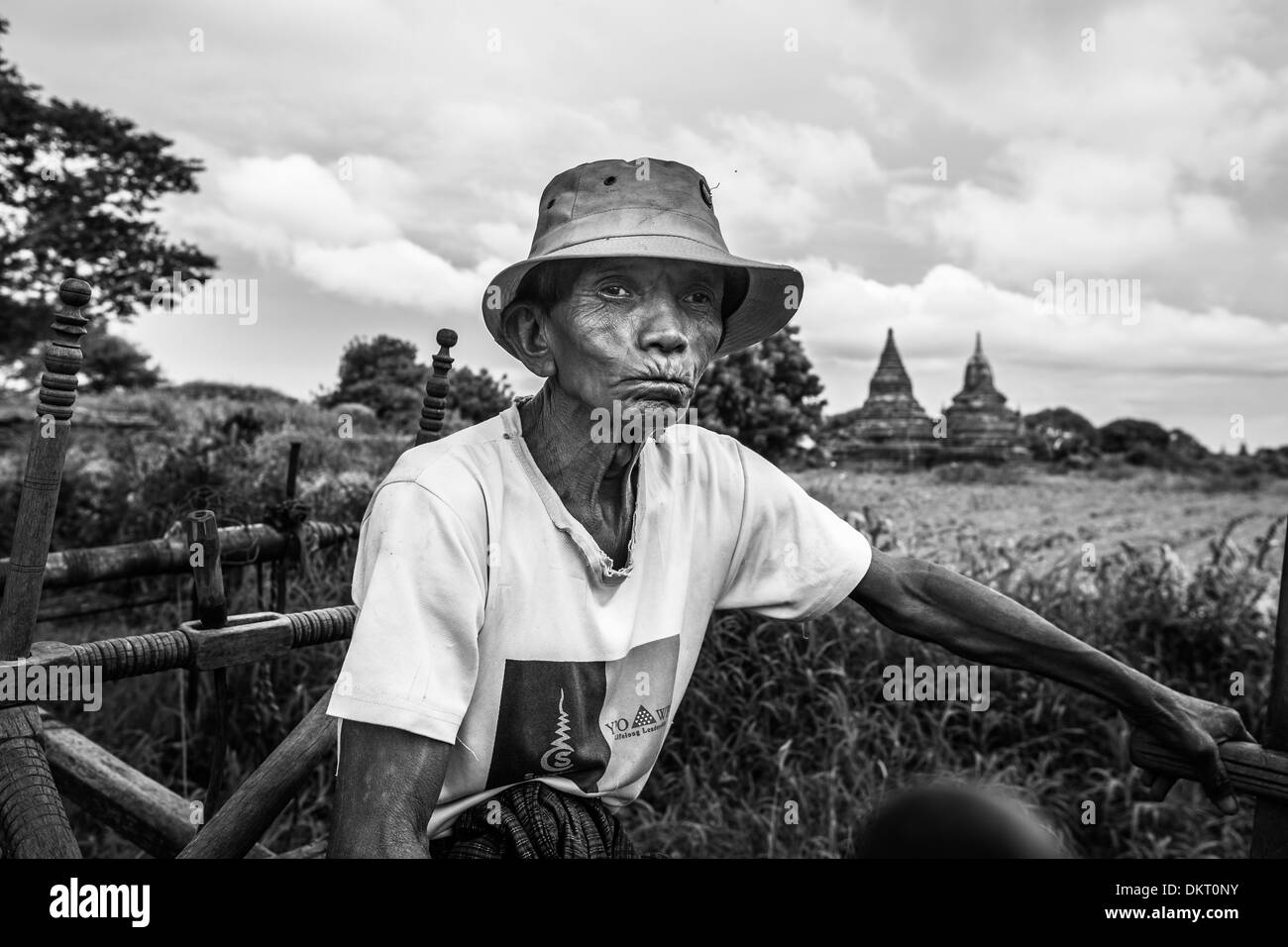 Un agriculteur se trouve à l'extérieur des temples à Bagan, Myanmar (Birmanie) Banque D'Images