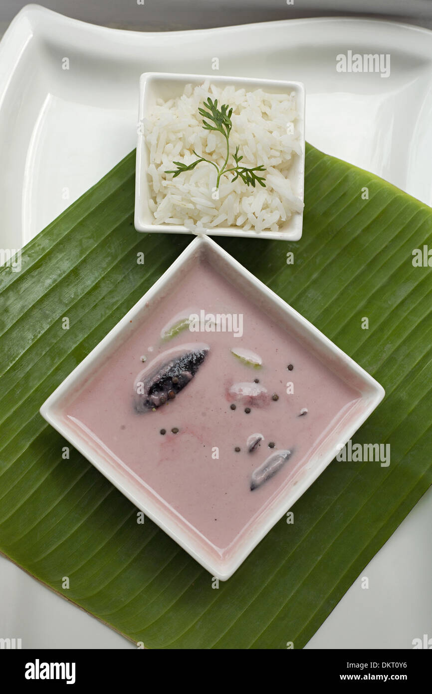 Sol curry (fait à partir de lait de coco et de kokum) et le riz- repas de base de Goa Banque D'Images