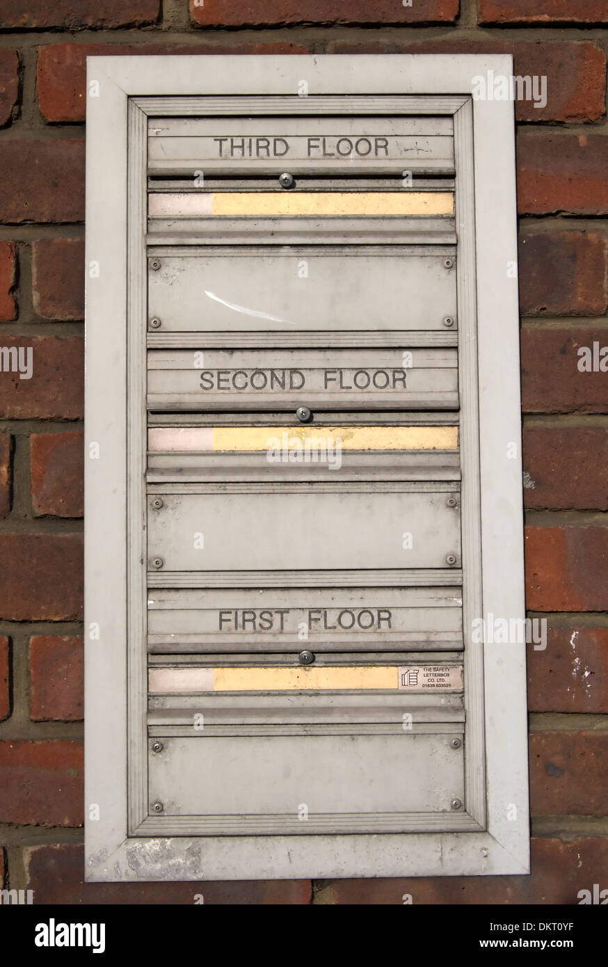 Lettre box set à un mur sur l'extérieur de l'immeuble de bureaux, Hounslow, Middlesex, Angleterre Banque D'Images