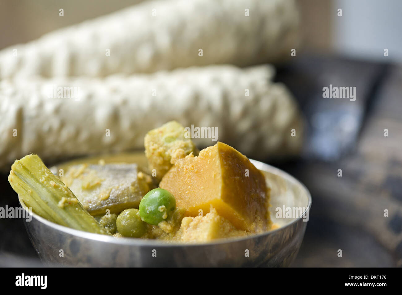 Korma de légumes avec pappadams, Inde Banque D'Images