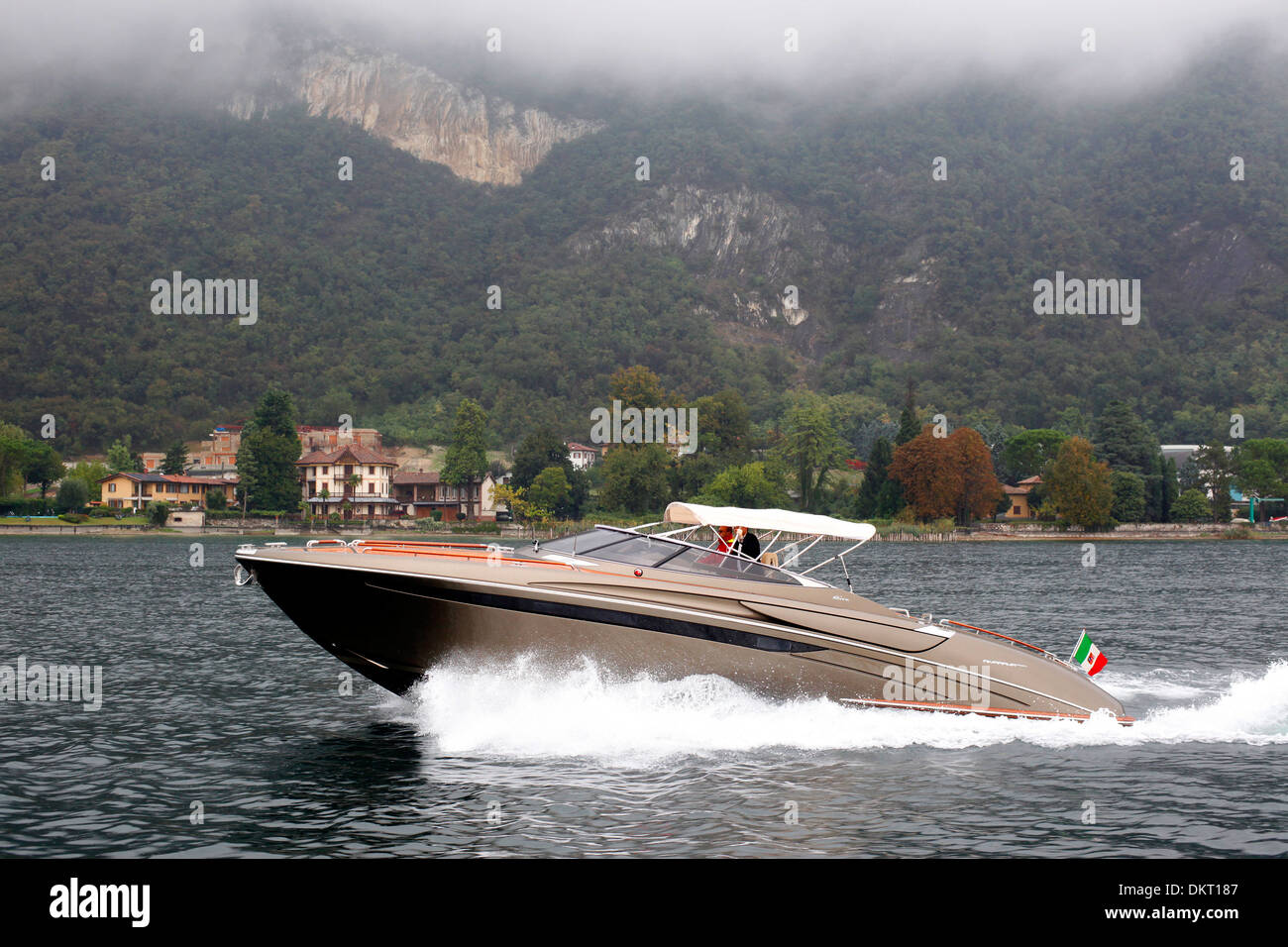 Un super yacht Rivarama près de l'usine sur un Riva Iseo du lac Misty à Sarnico, Italie. Banque D'Images