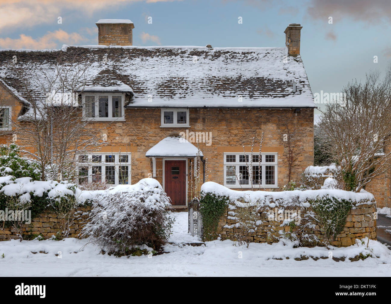 Cotswold cottages dans la neige, Broadway, Worcestershire, Angleterre. Banque D'Images