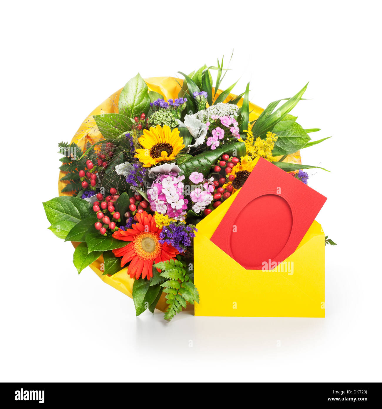 Bouquet de fleurs d'été avec enveloppe jaune et rouge sur fond blanc Banque D'Images