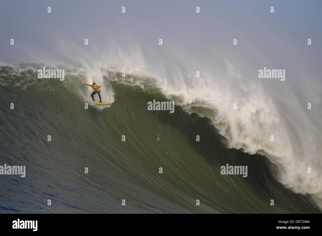 13 févr. 2010 - Half Moon Bay, Californie, USA - Le Super Bowl du surf a vécu jusqu'à sa légende samedi, et puis certains. Les vagues à Mavericks ont été si massives, le plus important dans l'histoire. L'Afrique du Sud Chris Flon apprivoisé une paire de monster gonfle pour gagner le premier prix de 50 000 $ à la septième Mavericks Surf Contest au nord de Half Moon Bay. Certains des visages de l'onde à Mavericks appe Banque D'Images