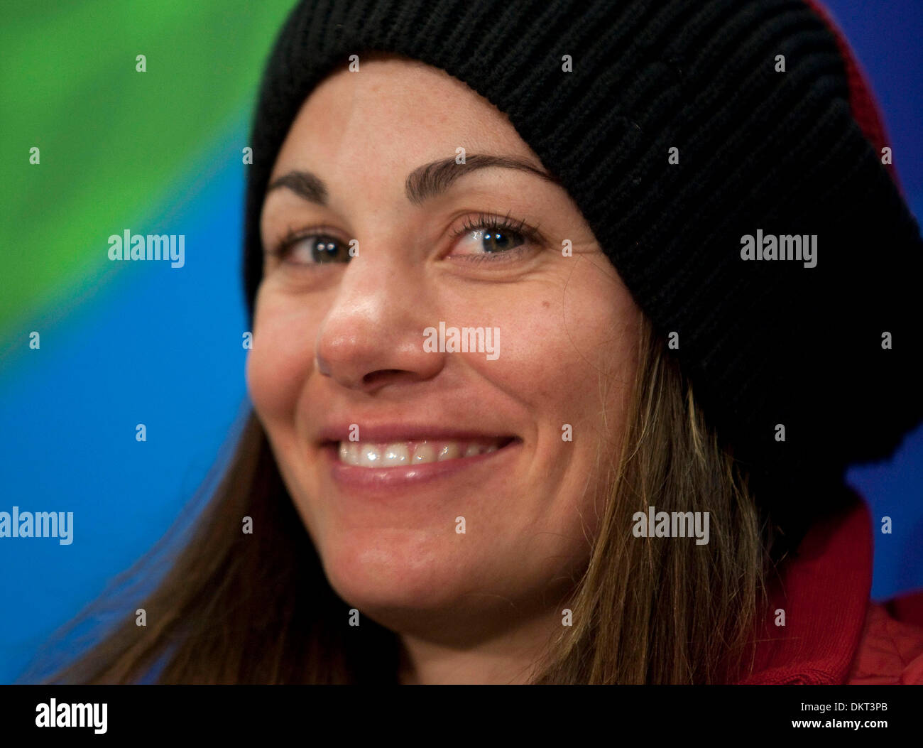 16 févr., 2010 - Vancouver, Colombie-Britannique, Canada - Snowboarder MAELLE RICKER est devenue la première Canadienne à remporter une médaille d'or olympique à domicile lorsqu'elle a revendiqué la victoire dans le snowboard cross le mardi 16 février, à Cypress Mountain. Elle répond aux questions de la presse au Centre Principal des Médias de Vancouver 2010. (Crédit Image : © Ruaridh Stewart/ZUMA Press) Banque D'Images