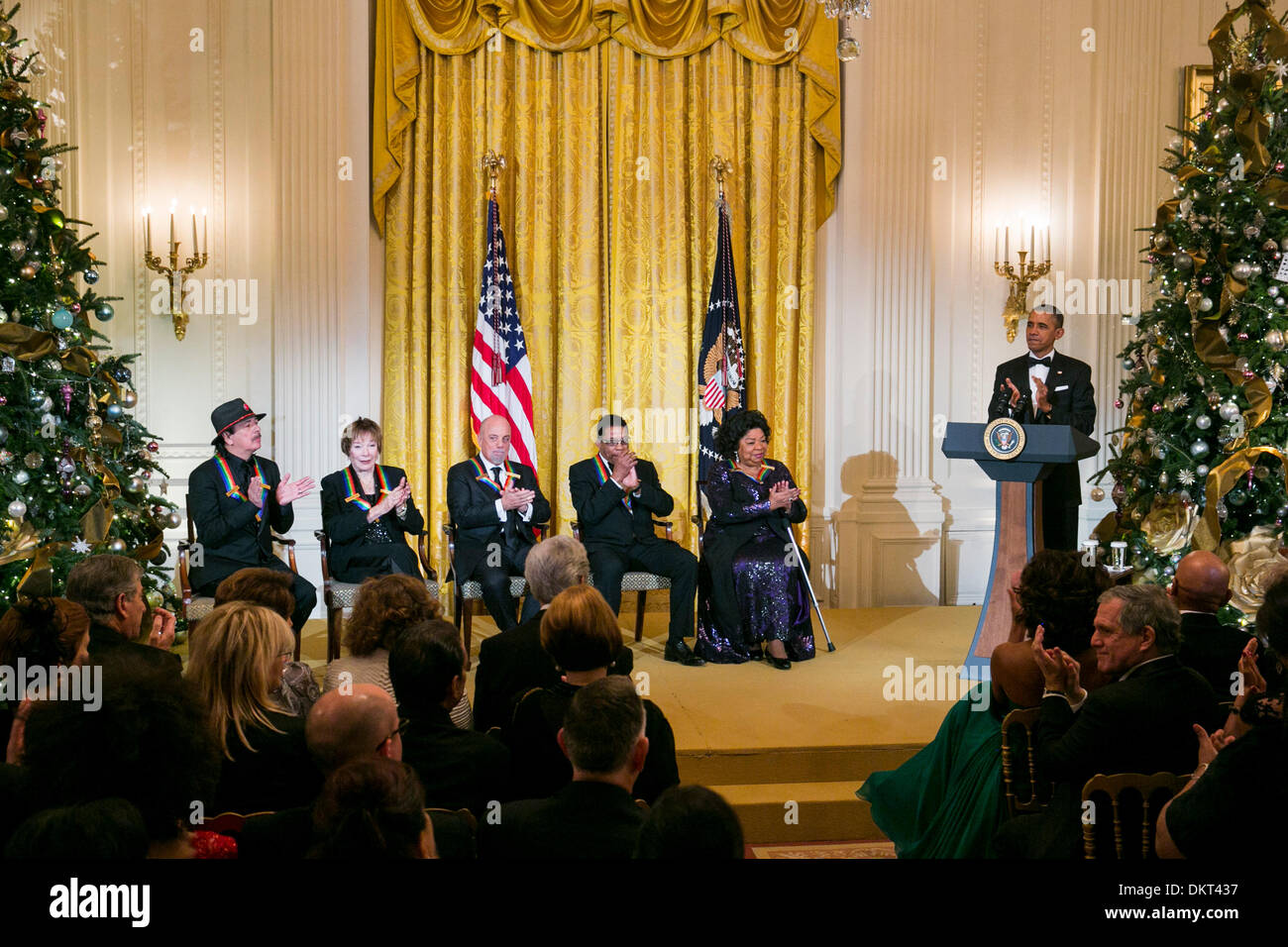Washington, DC. Dec 8, 2013. Le président des États-Unis Barack Obama honore les lauréats 2013 Kennedy Center (G à D) Carlos Santana, Shirley MacLaine, Billy Joel, Herbie Hancock et Martina Arroyo assister à une réception à la Maison blanche avant la cérémonie des Kennedy Center le 8 décembre 2013 à Washington, DC., USA. Photo : Tripplaar Kristoffer/Sipa Press via CNP/dpa/Alamy Live News Banque D'Images