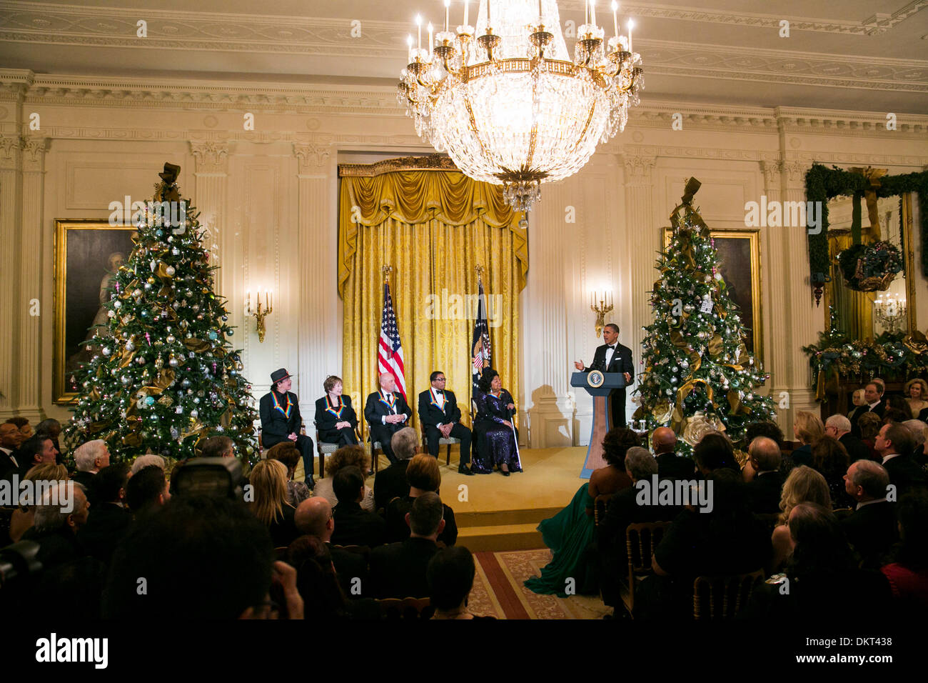 Washington, DC. Dec 8, 2013. Le président des États-Unis Barack Obama honore les lauréats 2013 Kennedy Center (G à D) Carlos Santana, Shirley MacLaine, Billy Joel, Herbie Hancock et Martina Arroyo assister à une réception à la Maison blanche avant la cérémonie des Kennedy Center le 8 décembre 2013 à Washington, DC., USA. Photo : Tripplaar Kristoffer/Sipa Press via CNP/dpa/Alamy Live News Banque D'Images