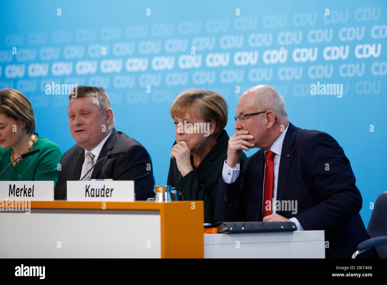 Berlin, Allemagne. 09 Décembre, 2013. CDU se réunit à Berlin pour discuter le contrat de coalition entre CDU/CSU et le SPD. / Photo : Angela Merkel, chancelier allemand, Volker Kauder (droite) (CDU), président du groupe parlementaire de la CDU, et Volker Kauder (CDU), président du groupe parlementaire de la CDU, Crédit : Reynaldo Chaib Paganelli/Alamy Live News Banque D'Images