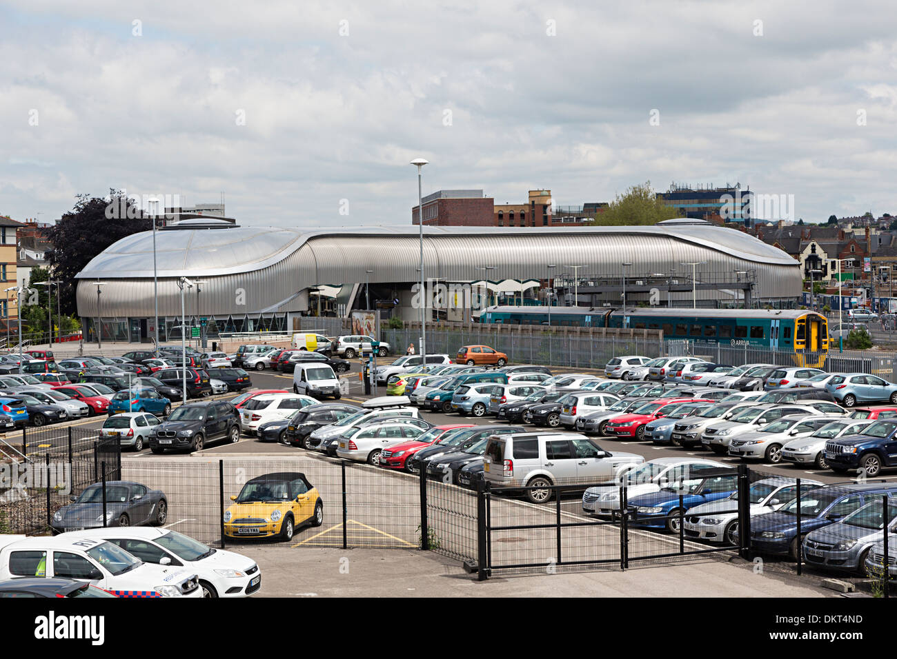 Parking à la gare, Newport, Gwent, au Pays de Galles, Royaume-Uni Banque D'Images