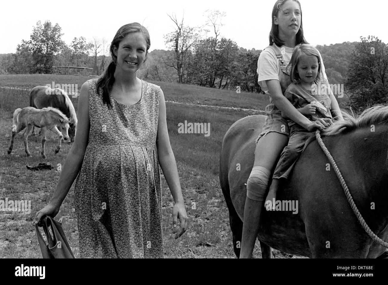 16 mai 1998 - Aux États-Unis, l'Ohio, Millfield - naissances à la maison sont largement défendu comme une expérience sacrée d'une femme qui met l'accent sur l'intuition, la spiritualité et la puissance intérieure. JENNY HUGHES fait une promenade avec sa fille GRACE HUGHES sur leurs 47 hectares de ferme. Son eau a éclaté le matin, mais elle n'était pas allé en travail, en fin d'après-midi et elle pensait qu'une promenade pourrait aider. Jenny est sur le point de donner birt Banque D'Images