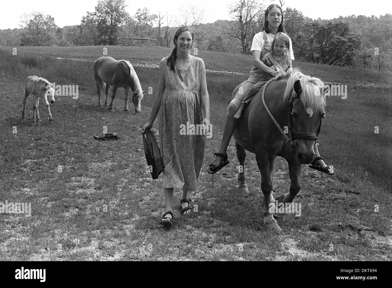 16 mai 1998 - Aux États-Unis, l'Ohio, Millfield - naissances à la maison sont largement défendu comme une expérience sacrée d'une femme qui met l'accent sur l'intuition, la spiritualité et la puissance intérieure. JENNY HUGHES fait une promenade avec sa fille GRACE HUGHES sur leurs 47 hectares de ferme. Son eau a éclaté le matin, mais elle n'était pas allé en travail, en fin d'après-midi et elle pensait qu'une promenade pourrait aider. Jenny est sur le point de donner birt Banque D'Images