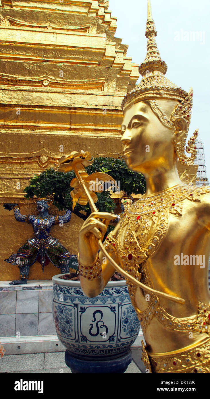 Statue d'un kinnara dans Wat Phra Kaew, palais royal, Bangkok Banque D'Images