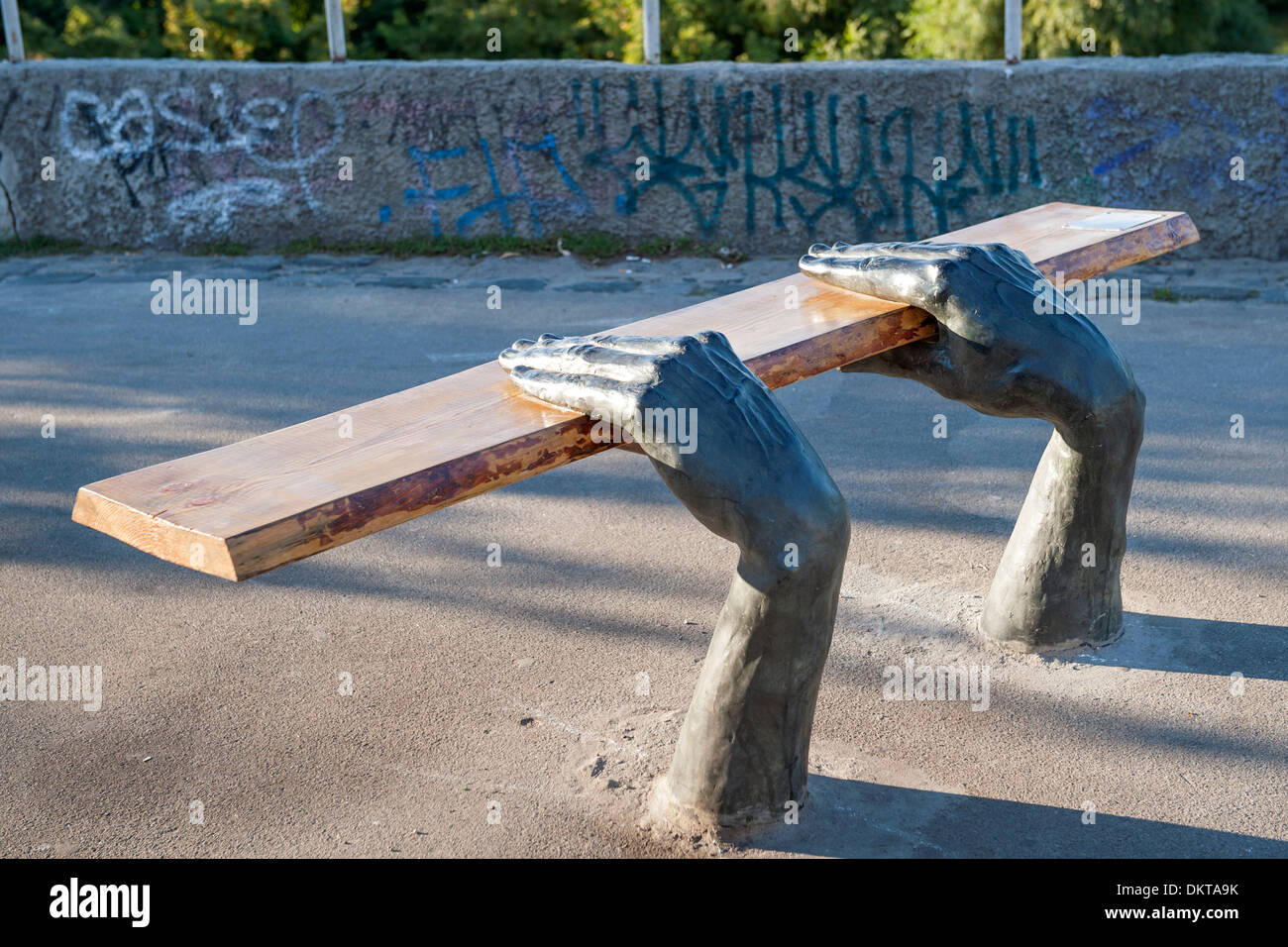 "L'installation des bras, banc de parc en paysage Alley, partie de Kiev Fashion Park à Kiev, la capitale de l'Ukraine. Banque D'Images