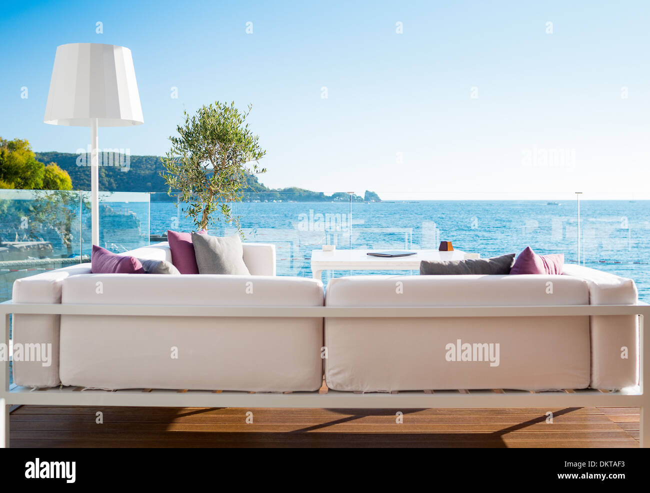 Intérieur moderne avec vue panoramique sur la mer Banque D'Images