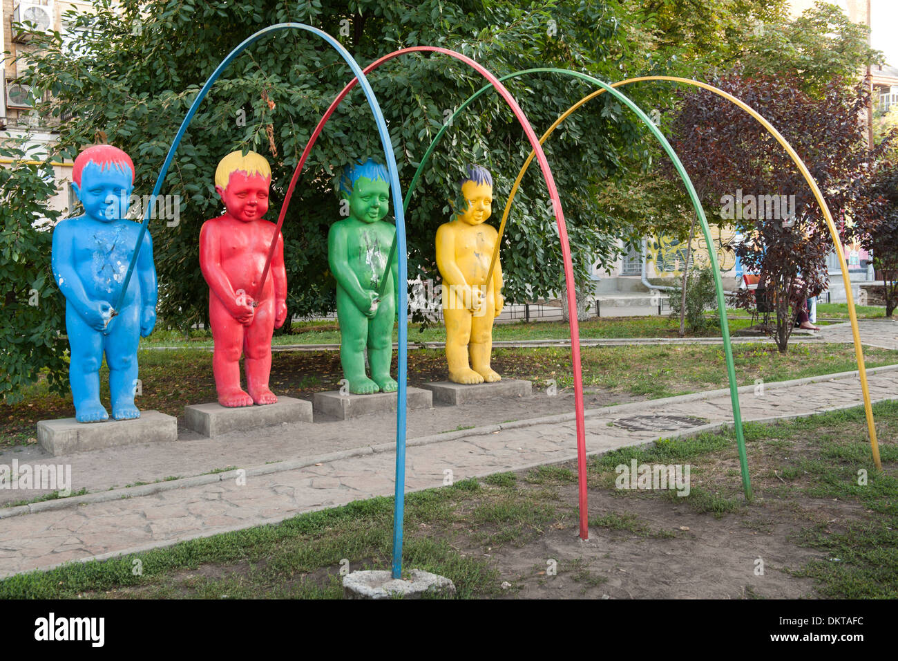 L'installation 'Rainbow' en paysage Alley, partie de Kiev Fashion Park à Kiev, la capitale de l'Ukraine. Banque D'Images
