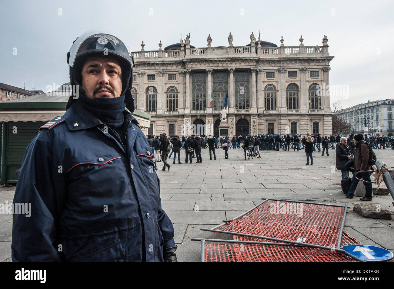 Italie Turin Piémont 9 décembre 2013 Démonstration de ' Movimento dei forconi ' ( ) mouvement des fourches aussi intéressé l'ensemble de la péninsule italienne, la plus difficile à Turin. Dans cette image les organismes d'application de la Loi sur la Piazza Castello Crédit : Realy Easy Star/Alamy Live News Banque D'Images