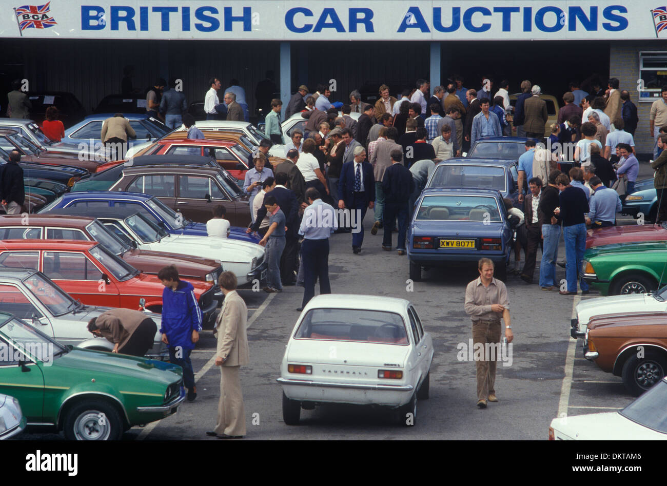 British car Auctions personnes inspectant les voitures sur le point d'être mises aux enchères. Wandsworth Bridge Road, Fulham, Londres, Angleterre. ANNÉES 1981 1980 ROYAUME-UNI HOMER SYKES Banque D'Images