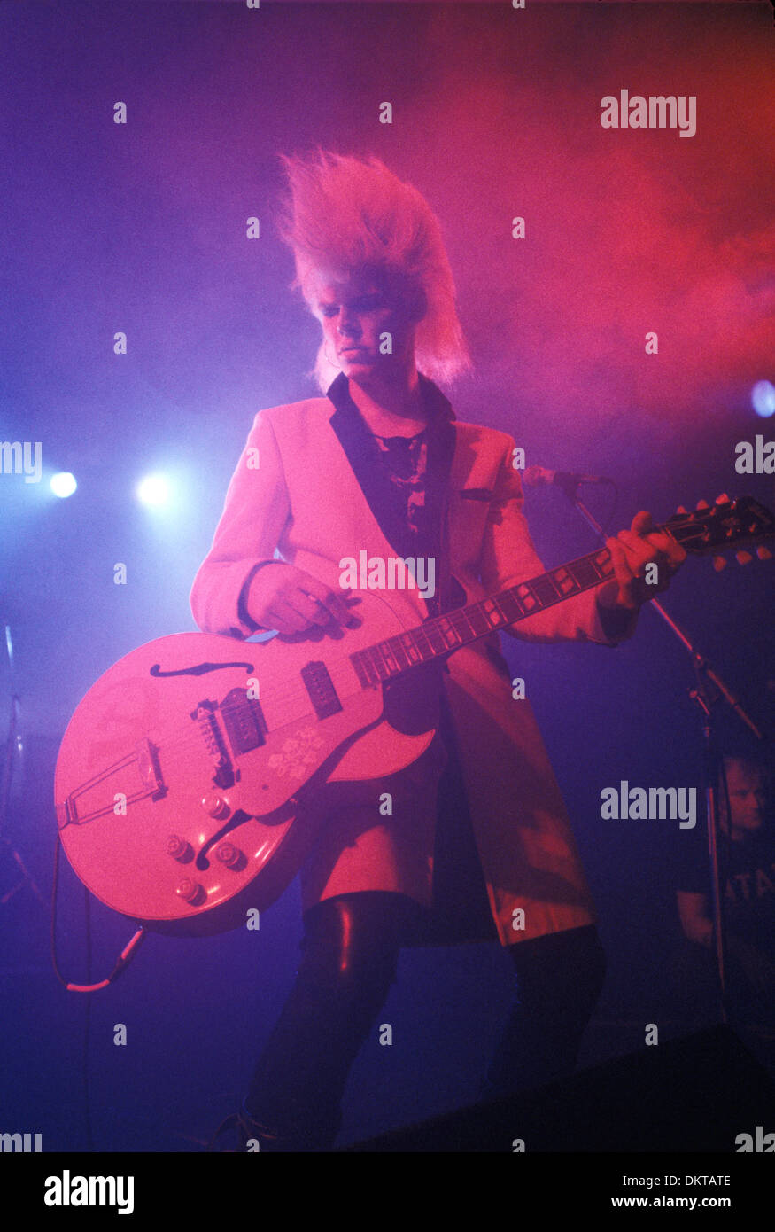 Neal Whitmore aka Neil X à la guitare avec le groupe de punk New Wave des années 1980 de sigue Sputnik sur scène. Leur concert Love missile F1-11 chez Tiffany’s à Newbridge Street. Newcastle upon Tyne, Angleterre le 12 mars 1986. ROYAUME-UNI HOMER SYKES Banque D'Images Neal Whitmore aka Neil X à la guitare avec le groupe de punk New Wave des années 1980 de sigue Sputnik sur scène. Leur concert Love missile F1-11 chez Tiffany’s à Newbridge Street. Newcastle upon Tyne, Angleterre le 12 mars 1986. ROYAUME-UNI HOMER SYKES Banque D'Images