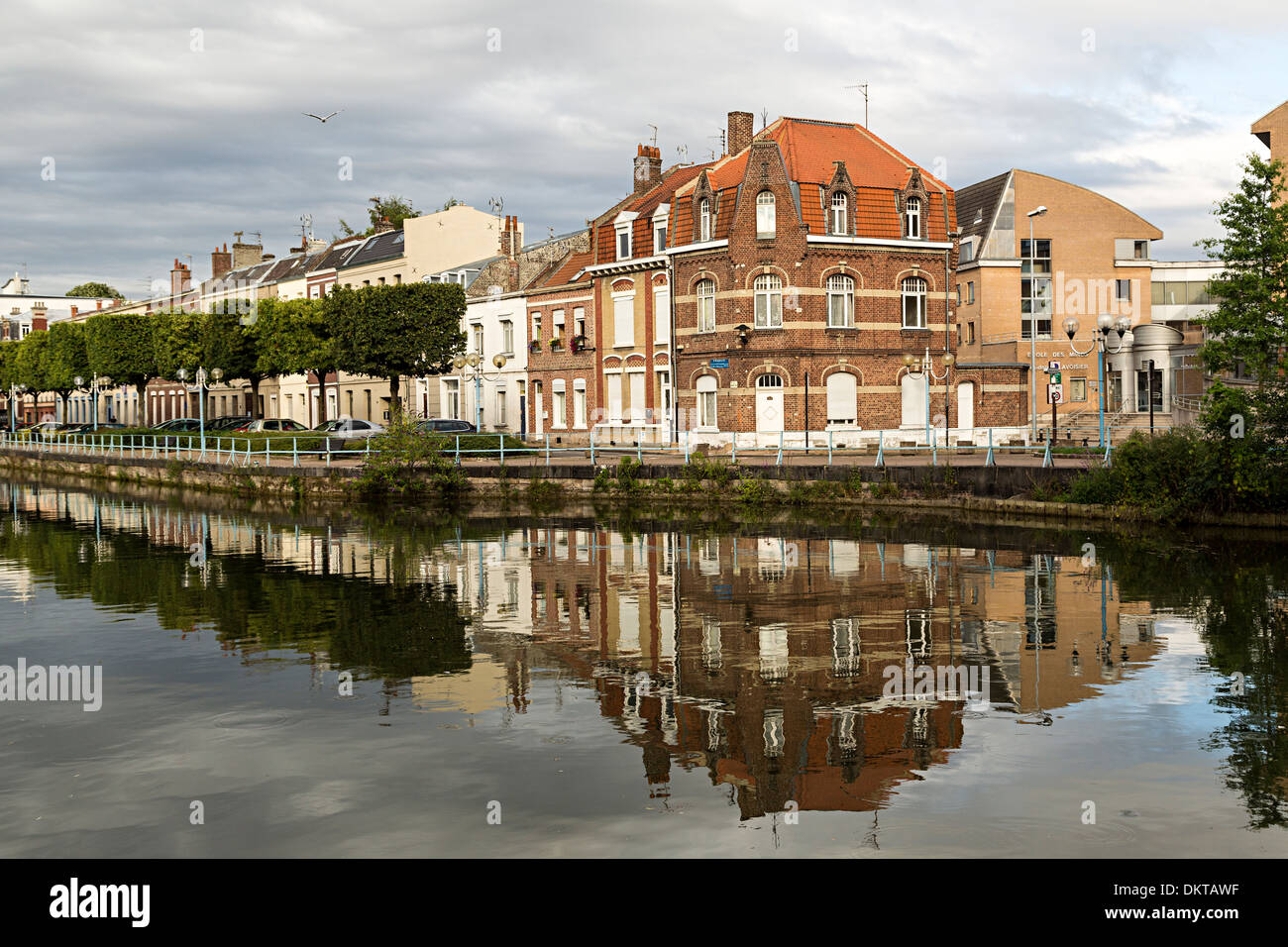 Aux côtés des maisons canal river à Douai, Nord Pas de Calais, France Banque D'Images