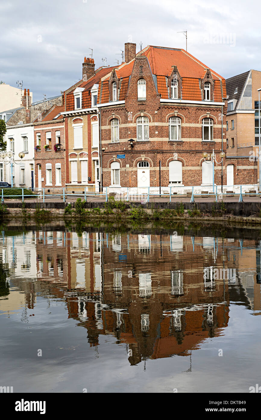 Aux côtés des maisons canal river à Douai, Nord Pas de Calais, France Banque D'Images
