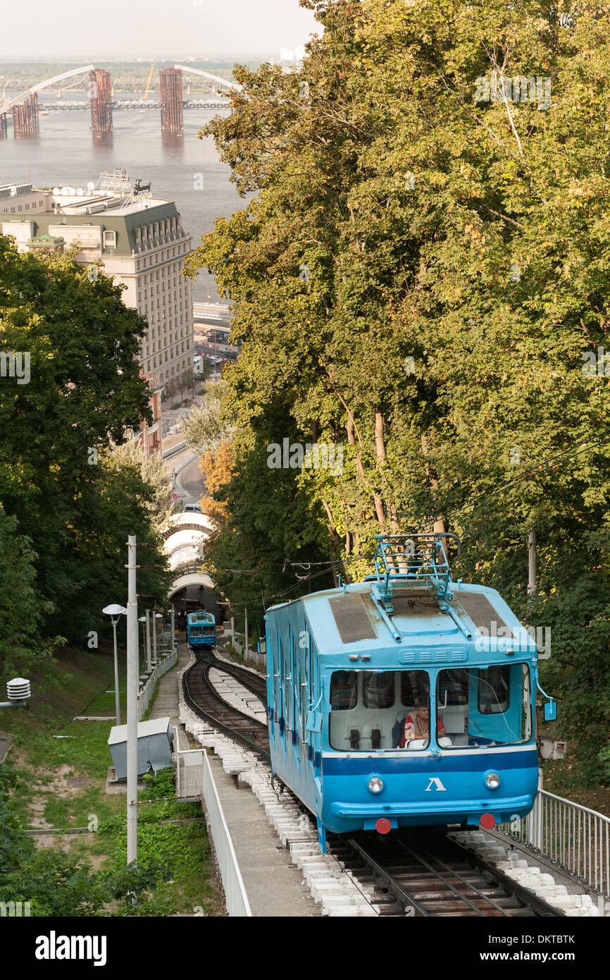 Le funiculaire reliant le centre historique de Kiev Uppertown et la partie inférieure du commerce de quartier Podil à Kiev, capitale de l'Ukraine. Banque D'Images