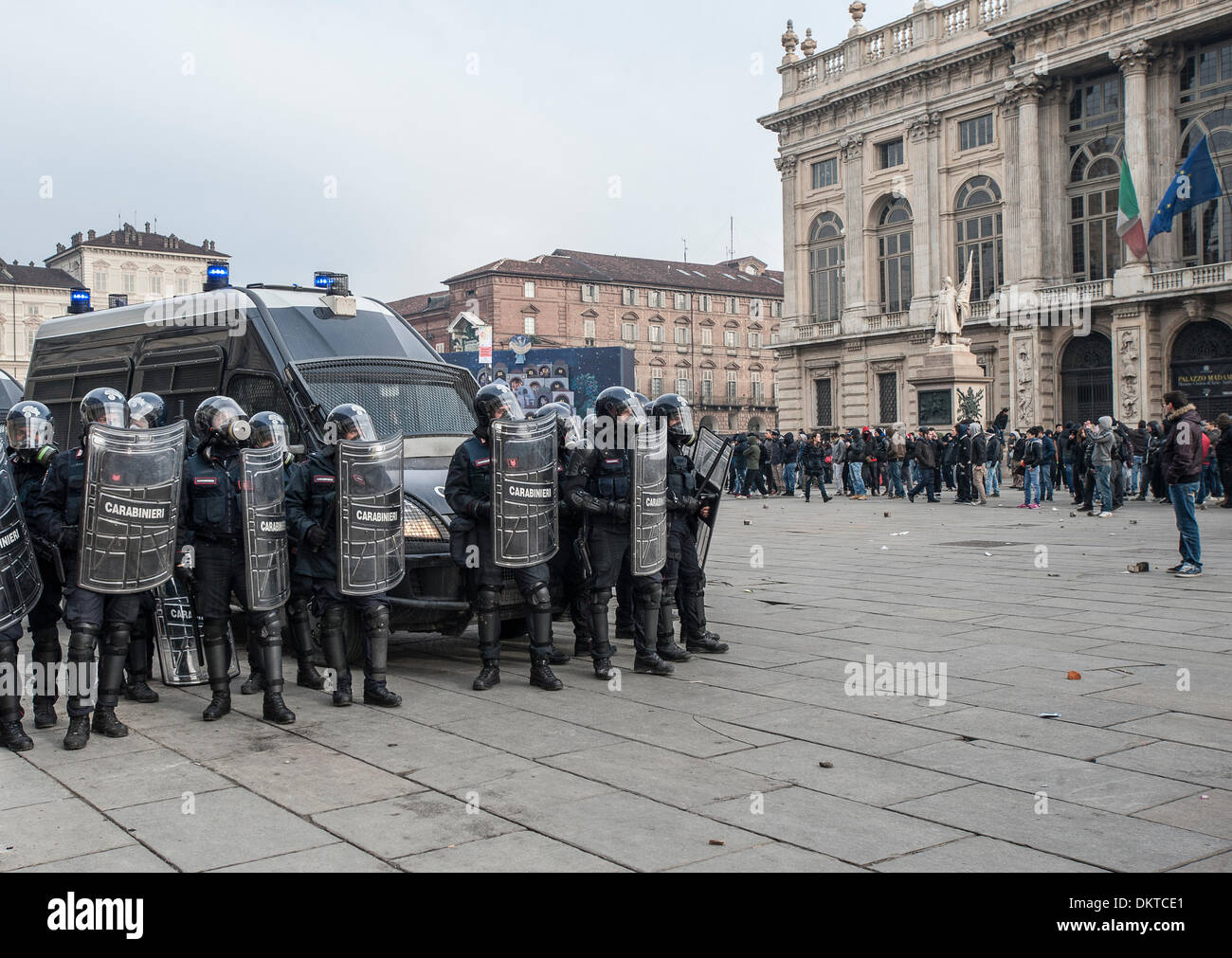 Italie Turin Piémont 9 décembre 2013 Démonstration de ' Movimento dei forconi ' ( ) mouvement des fourches aussi intéressé l'ensemble de la péninsule italienne, la plus difficile à Turin. Dans cette image les organismes d'application de la Loi sur la Piazza Castello Crédit : Realy Easy Star/Alamy Live News Banque D'Images