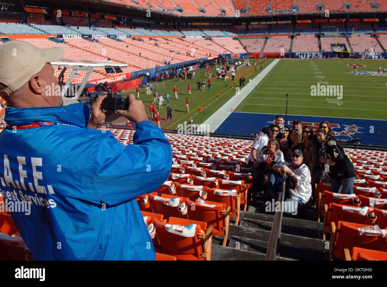 07 février 2010 - Miami Gardens, Florida, USA - Patrick Myers avec stadium guest services photographies un groupe de New Orleans Saints fans au Sun Life Stadium avant le début du match dimanche 7 février 2010. Super Bowl XLIV contre l'American Football Conference (AFC) Champion Indianapolis Colts contre la National Football Conference (NFC) champion New Orleans Saints d Banque D'Images