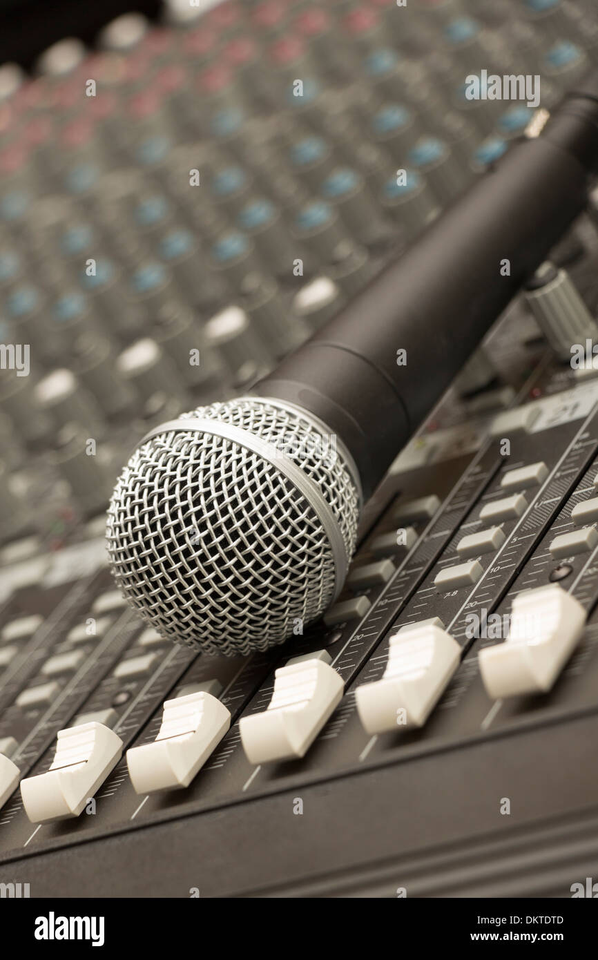 Gros plan sur Microphone de studio mixer Banque D'Images