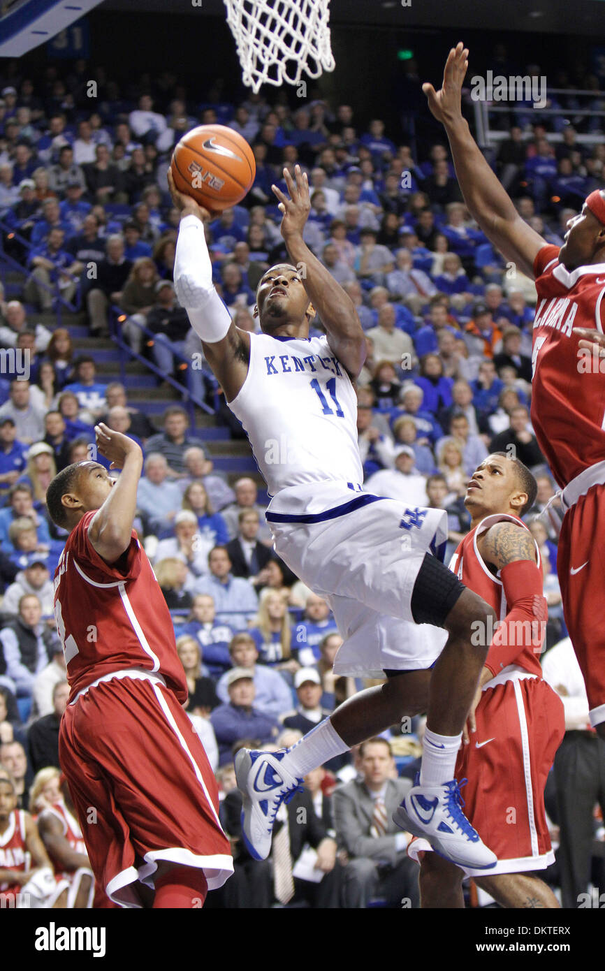 09 février 2010 - Lexington, Kentucky, USA - UK's John Wall a fait cette photo, tout en étant engagé dans la première moitié du Kentucky vs New York jeu de basket-ball du samedi 9 février 2010 à Rupp Arena de Lexington, KY. À gauche de l'Alabama est Mikhail Torrance et à la droite est Tony Mitchell. Photo de David Perry | Personnel (crédit Image : © Lexington Herald-Leader/ZUMApress.com) Banque D'Images