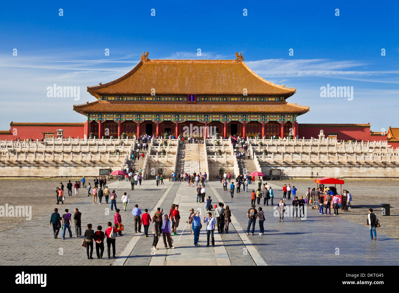 Les touristes sur la cour à la salle de l'harmonie suprême, cour extérieure, la Cité Interdite, Beijing, République populaire de Chine, l'Asie Banque D'Images