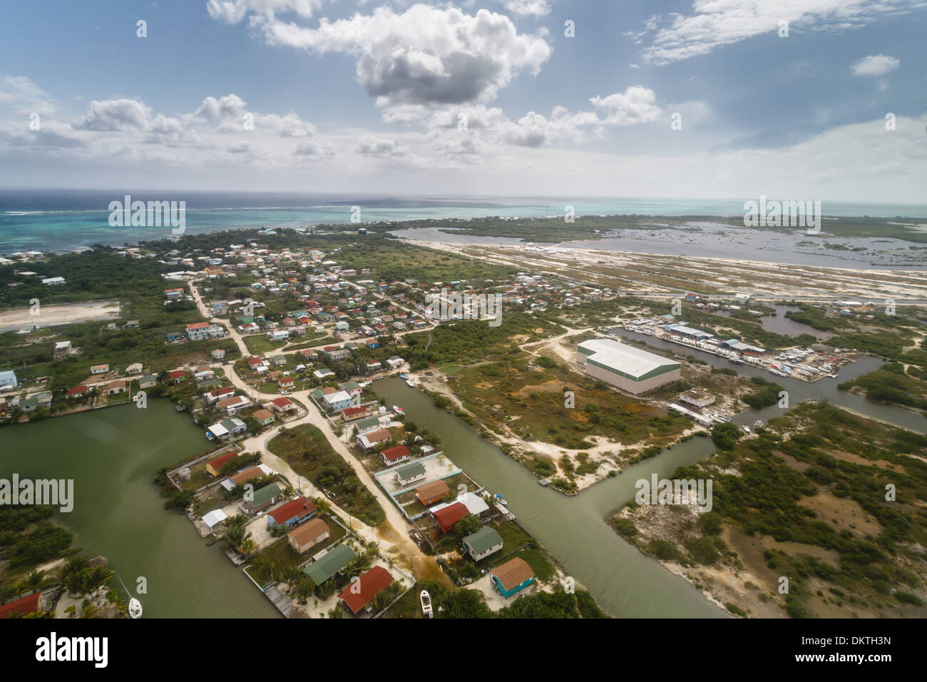 Vue aérienne de Belize City et des cayes et lagunes environnantes Banque D'Images