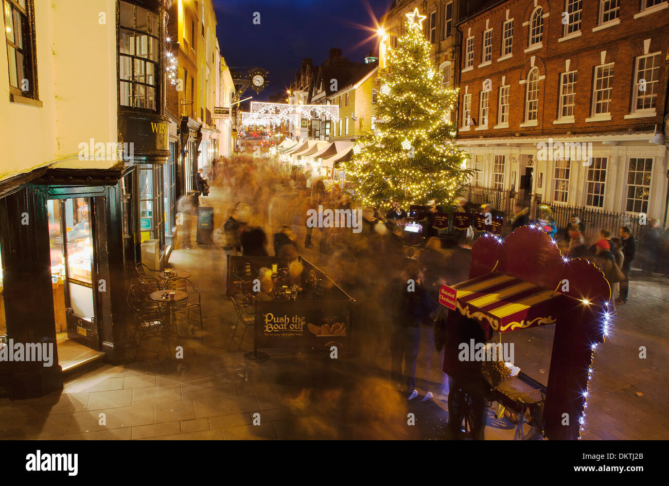 L'Angleterre, Winchester, Hampshire, grande rue décorée de l'arbre de Noël et décorations, vu de l'Buttercross. Banque D'Images