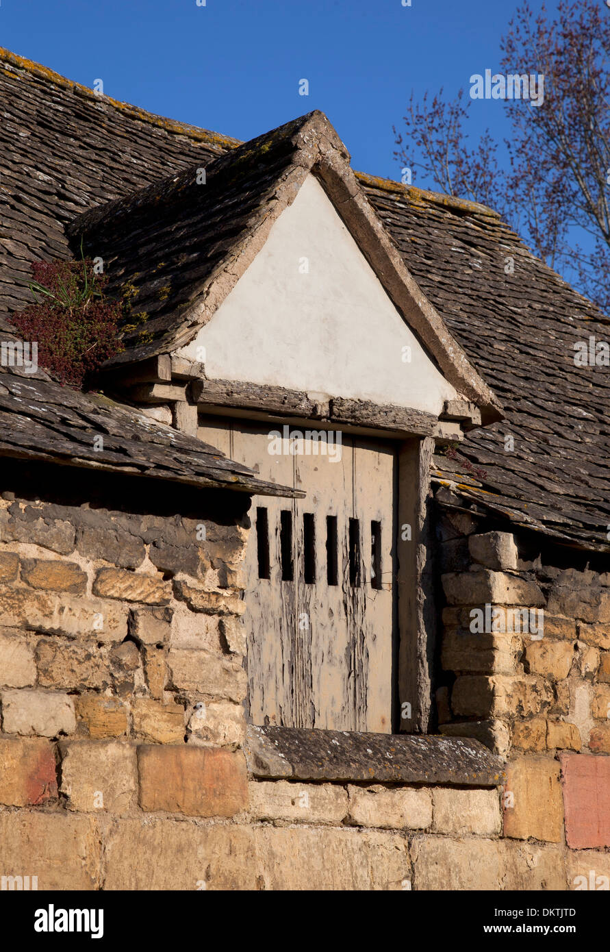 Trou de pas pour décharger le foin d'un panier dans le loft, Chipping Campden, Gloucestershire, Angleterre. Banque D'Images