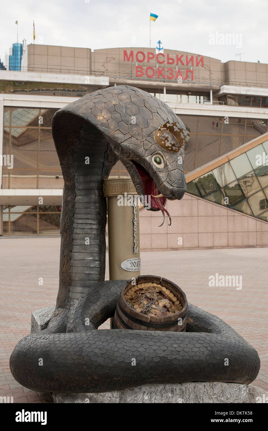 Sculpture de serpent (demo) de l'oeuvre dans le port d'Odessa sur la mer Noire en Ukraine. Banque D'Images