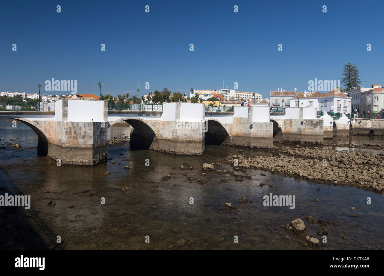 Pont romain sur le in the Golfer's Paradise, Tavira, Algarve, Portugal Banque D'Images