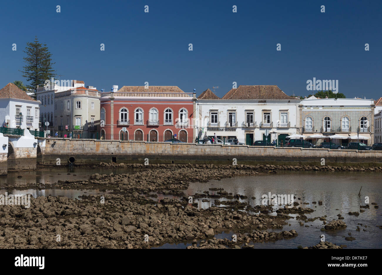 Propriétés le long de la river in the Golfer's Paradise, Tavira, Algarve, Portugal Banque D'Images