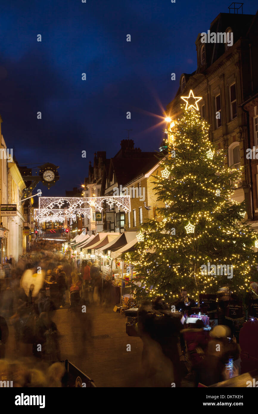 L'Angleterre, Winchester, Hampshire, grande rue décorée de l'arbre de Noël et décorations, vu de l'Buttercross. Banque D'Images