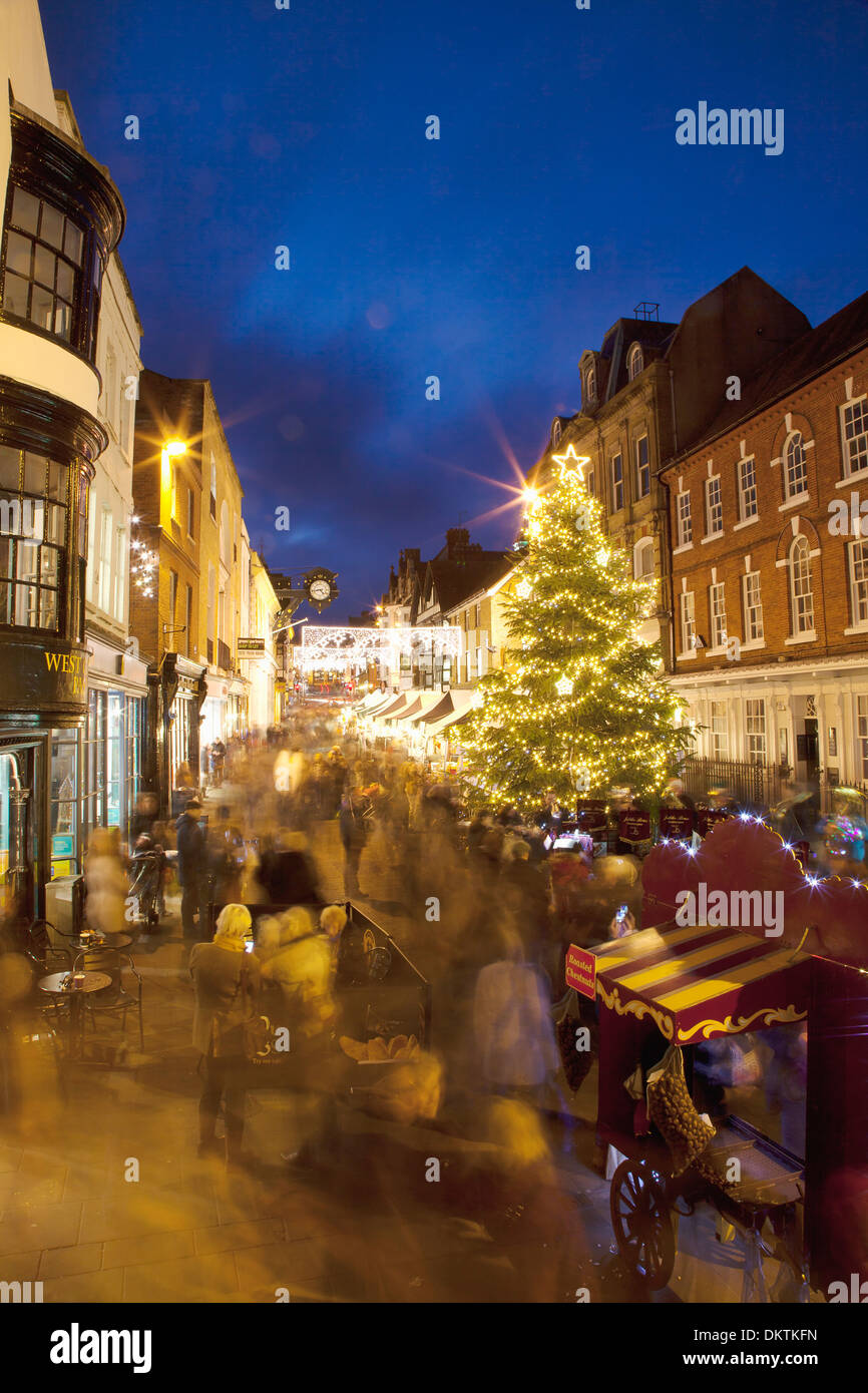 L'Angleterre, Winchester, Hampshire, grande rue décorée de l'arbre de Noël et décorations, vu de l'Buttercross. Banque D'Images