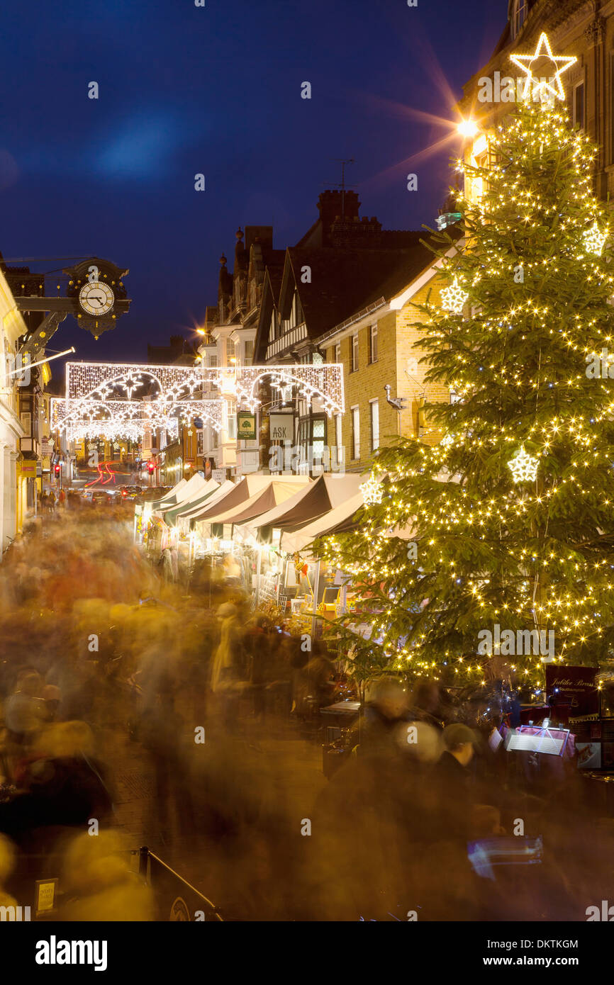 L'Angleterre, Winchester, Hampshire, grande rue décorée de l'arbre de Noël et décorations, vu de l'Buttercross. Banque D'Images