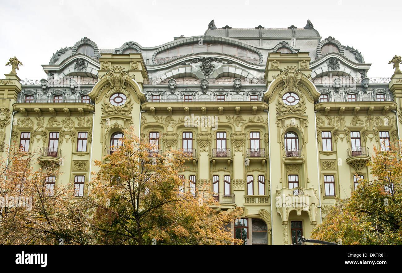 Ornate building facade sur la rue Deribassovskaya à Odessa, Ukraine. Banque D'Images