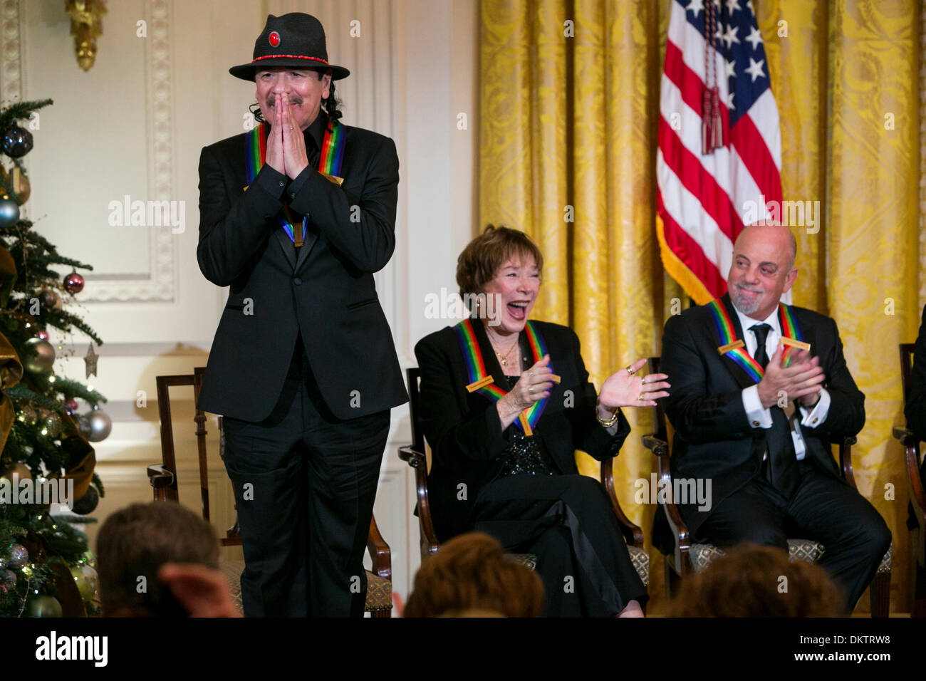 Washington, DC. Dec 8, 2013. Lauréats du Kennedy Center (G à D) Carlos Santana, Shirley MacLaine et Billy Joel, assister à une réception à la Maison Blanche pour le Centre Kennedy 2013 personnes honorées, le 8 décembre 2013 à Washington, DC. Credit : Kristoffer Tripplaar / Piscine via CNP/dpa/Alamy Live News Banque D'Images