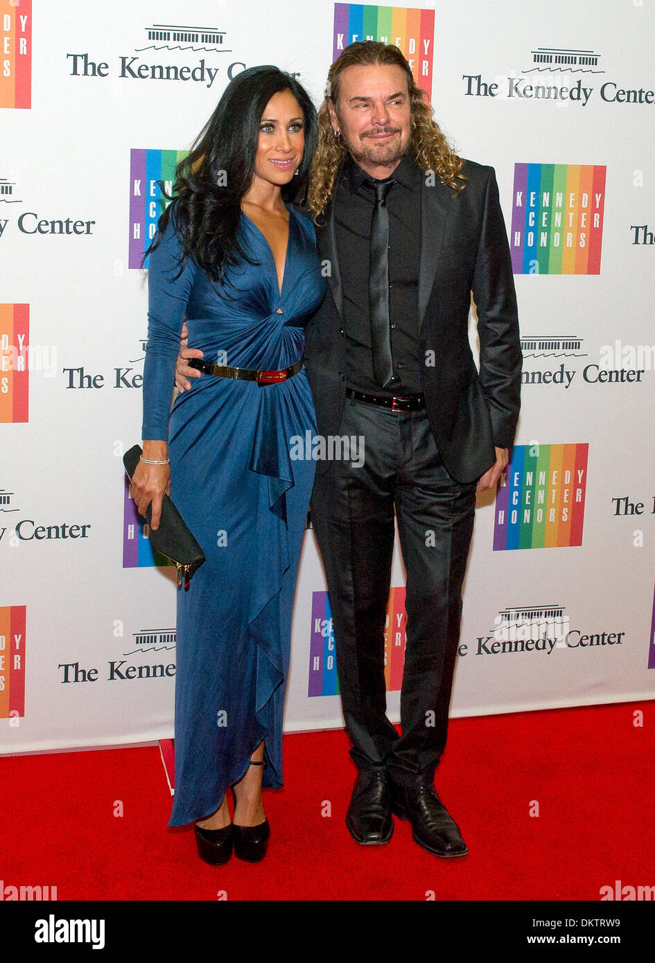Fher Olvera et Monica Noguera Flores arrivent pour le dîner officiel de l'artiste en l'honneur des lauréats du Kennedy Center Honors 2013 organisé par le secrétaire d'État américain John F. Kerry au département d'État des États-Unis à Washington, DC le Samedi, Décembre 7, 2013. Credit : Ron Sachs / CNP Banque D'Images