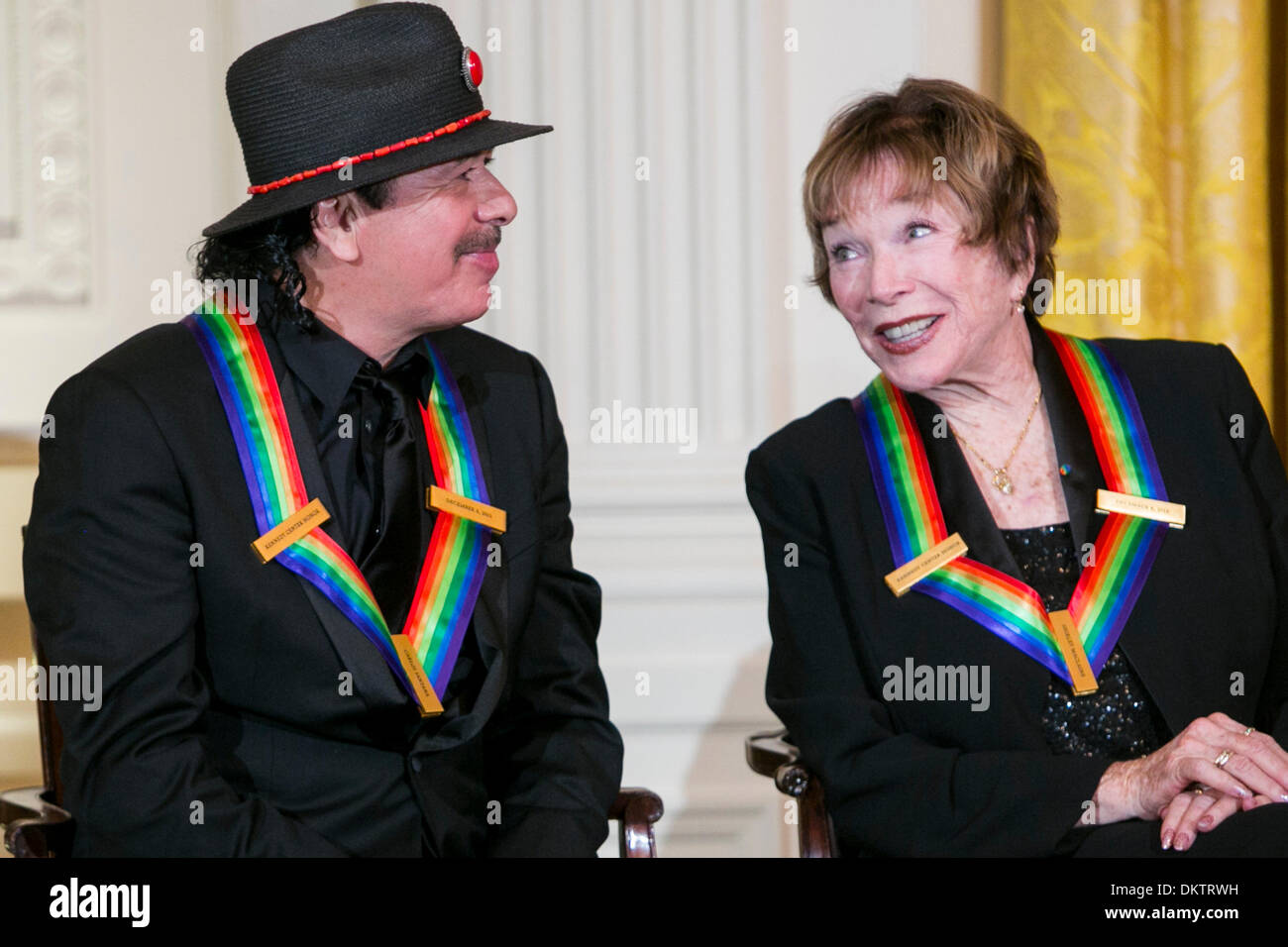 Washington, DC. Dec 8, 2013. Lauréats du Kennedy Center (G à D) Carlos Santana et Shirley MacLaine, assister à une réception à la Maison Blanche pour le Centre Kennedy 2013 personnes honorées, le 8 décembre 2013 à Washington, DC. Credit : Kristoffer Tripplaar / Piscine via CNP/dpa/Alamy Live News Banque D'Images