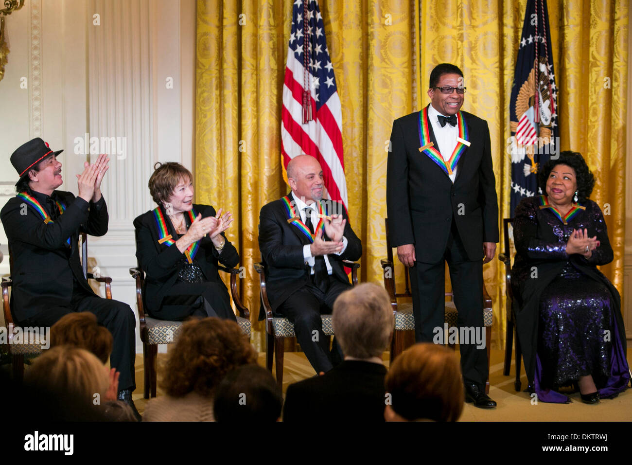 Washington, DC. Dec 8, 2013. Lauréats du Kennedy Center (G à D) Carlos Santana, Shirley MacLaine, Billy Joel, Herbie Hancock et Martina Arroyo assister à une réception à la Maison Blanche pour le Centre Kennedy 2013 personnes honorées, le 8 décembre 2013 à Washington, DC. Credit : Kristoffer Tripplaar / Piscine via CNP/dpa/Alamy Live News Banque D'Images