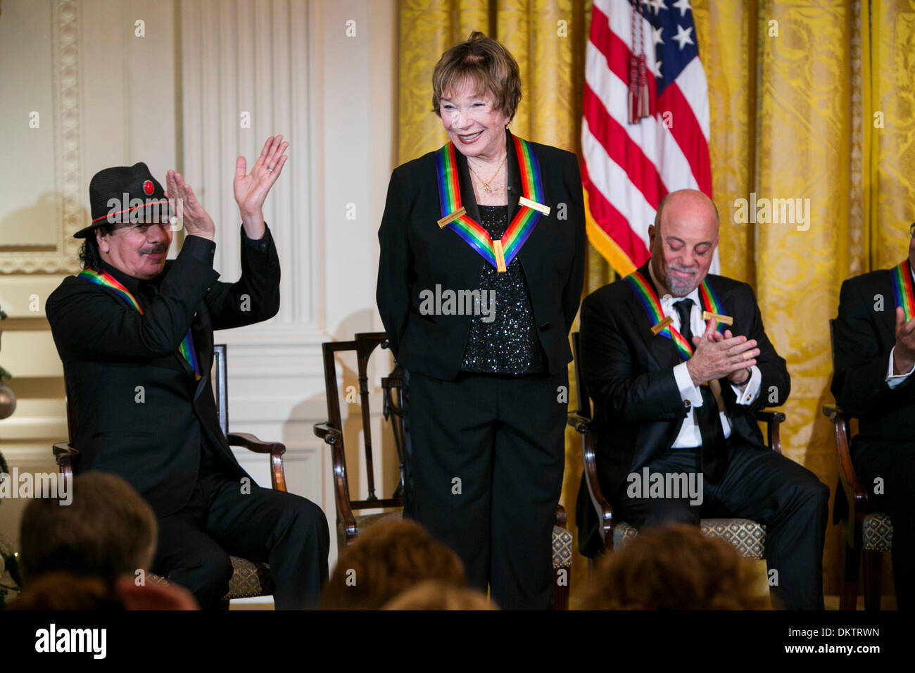 Washington, DC. Dec 8, 2013. Lauréats du Kennedy Center (G à D) Carlos Santana, Shirley MacLaine et Billy Joel, assister à une réception à la Maison Blanche pour le Centre Kennedy 2013 personnes honorées, le 8 décembre 2013 à Washington, DC. Credit : Kristoffer Tripplaar / Piscine via CNP/dpa/Alamy Live News Banque D'Images