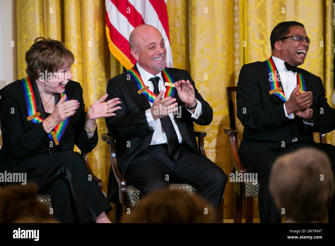 Washington, DC. Dec 8, 2013. Lauréats du Kennedy Center (G à D) Shirley MacLaine, Billy Joel et Herbie Hancock, assister à une réception à la Maison Blanche pour le Centre Kennedy 2013 personnes honorées, le 8 décembre 2013 à Washington, DC. Credit : Kristoffer Tripplaar / Piscine via CNP/dpa/Alamy Live News Banque D'Images
