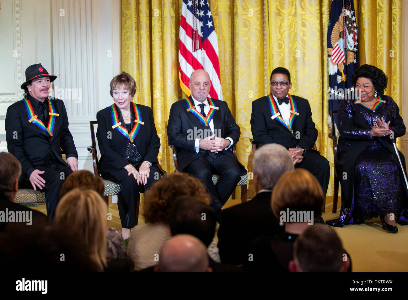 Washington, DC. Dec 8, 2013. Lauréats du Kennedy Center (G à D) Carlos Santana, Shirley MacLaine, Billy Joel, Herbie Hancock et Martina Arroyo assister à une réception à la Maison Blanche pour le Centre Kennedy 2013 personnes honorées, le 8 décembre 2013 à Washington, DC. Credit : Kristoffer Tripplaar / Piscine via CNP/dpa/Alamy Live News Banque D'Images