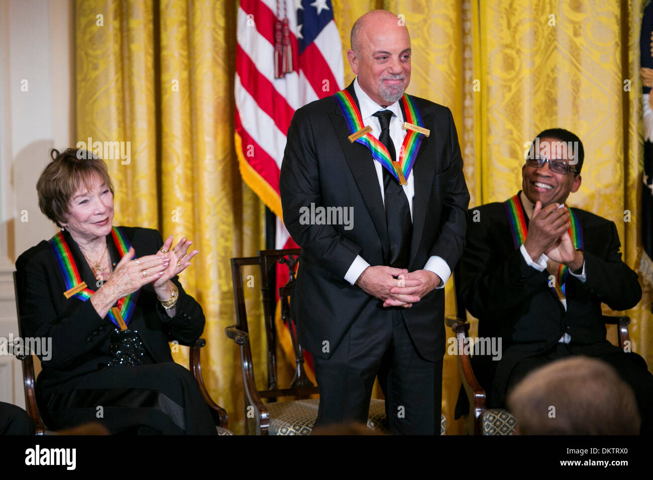 Washington, DC. Dec 8, 2013. Lauréats du Kennedy Center (G à D) Shirley MacLaine, Billy Joel et Herbie Hancock à une réception à la Maison Blanche pour le Centre Kennedy 2013 personnes honorées, le 8 décembre 2013 à Washington, DC. Credit : Kristoffer Tripplaar / Piscine via CNP/dpa/Alamy Live News Banque D'Images